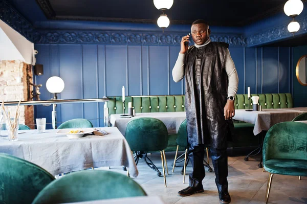 Afrikai férfi fekete hagyományos ruhák, beszél a telefon-on-re — Stock Fotó