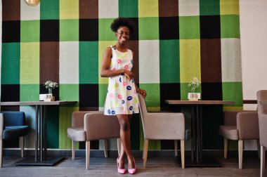 Yaz aylarında heerful Afrikalı-Amerikalı genç kadın elbise café'de.
