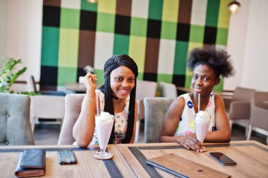 Yaz, iki siyah Afrika Kız Giydir içme milksha