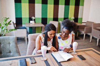 Yaz, iki siyah Afrika Kız Giydir içme milksha