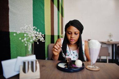 heerful Afrikalı-Amerikalı genç kadın yazlık elbise ve şok