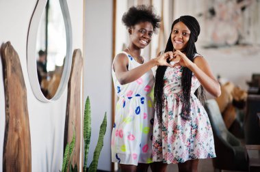 Yaz, iki siyah Afrika Kız Giydir kafede poz bir