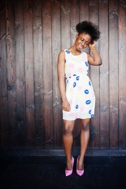 Yazlık elbise heerful Afrikalı-Amerikalı genç kadında aga poz verdi.
