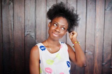 Yazlık elbise heerful Afrikalı-Amerikalı genç kadında aga poz verdi.