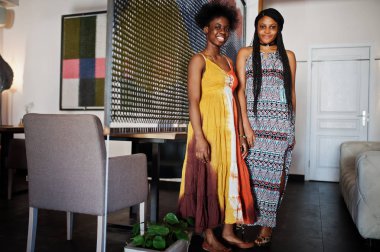 Yaz, iki siyah Afrika kız arkadaşım kafede poz Giydir.