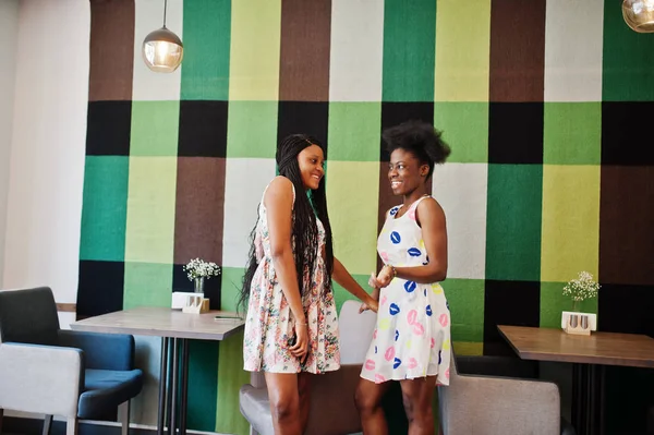Duas namoradas africanas negras felizes em vestidos de verão falando um — Fotografia de Stock