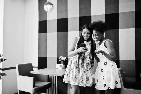 Duas amigas africanas negras felizes em vestidos de verão olhando — Fotografia de Stock