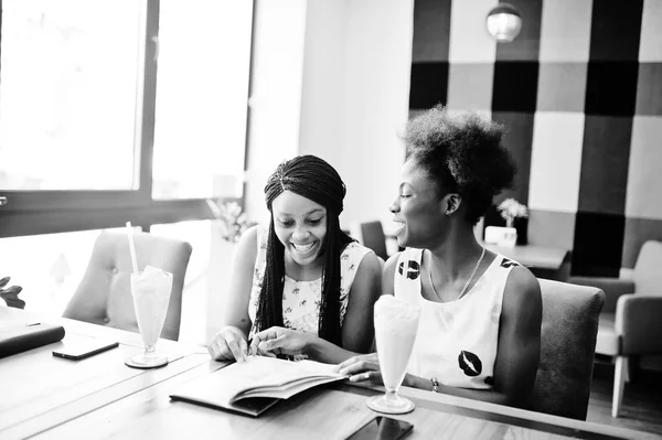 Duas amigas africanas pretas em vestidos de verão que bebem milksha — Fotografia de Stock