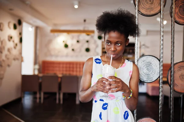 Ébrio Africano americano jovem mulher em vestido de verão no café d — Fotografia de Stock