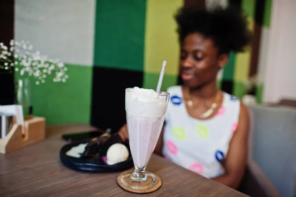Εσωτερικη milkshake κοκτέιλ εναντίον χαρούμενα αφροαμερικάνων σας — Φωτογραφία Αρχείου