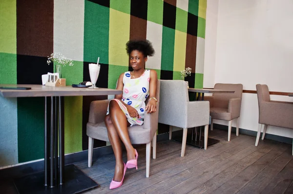 Африканская молодая женщина в летнем платье в кафе "У". — стоковое фото