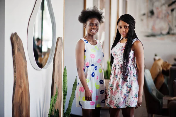 Duas amigas africanas pretas em vestidos de verão posaram no café . — Fotografia de Stock