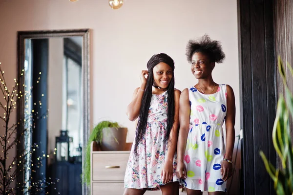 Dos amigas negras africanas en los vestidos de verano posados en moderno — Foto de Stock