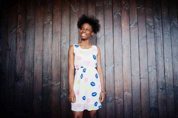 Афроамериканская молодая женщина в летнем платье позировала ага — стоковое фото
