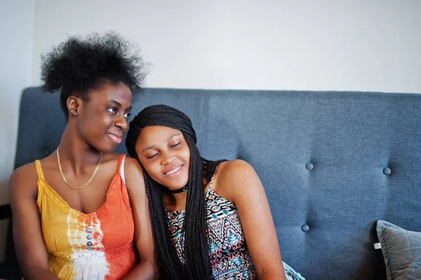 Dos amigas africanas negras en vestidos de verano sentadas en la c — Foto de Stock