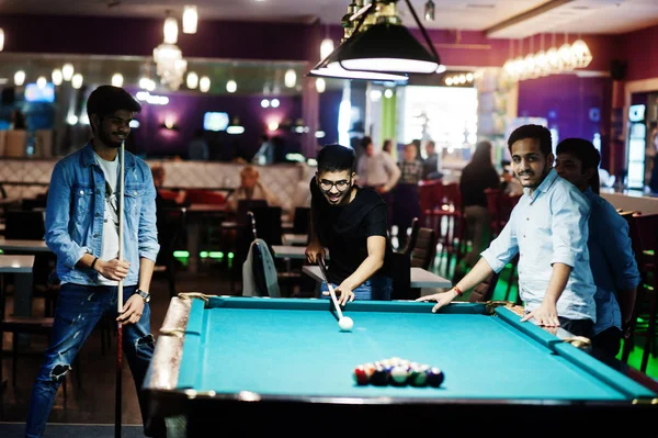 Groep van stijlvolle Aziatische vrienden slijtage op jeans spelen pool Carlton — Stockfoto