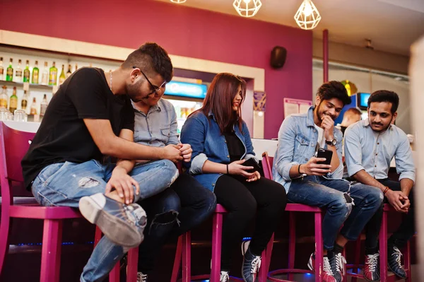 Groep van stijlvolle Aziatische vrienden slijtage op jeans zitten op stoelen een — Stockfoto