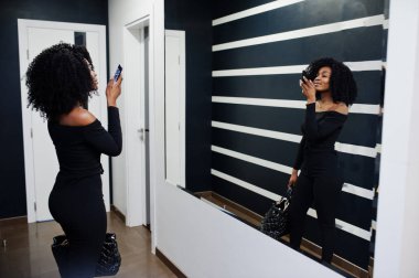 Moda güzel Afro-Amerikan olan kadın afro hai