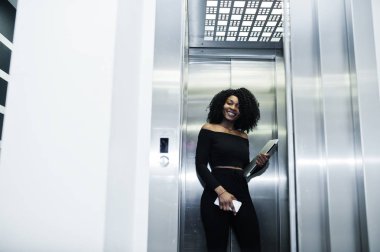 Şık genç güzel Afro-Amerikan iş kadını ile