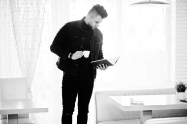 Arap erkek giyimi siyah kot ceket ve gözlük kafe, okumak