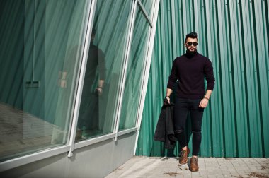 Moda zengin sakal Arap adam giymek siyah kot ceket ve sungl