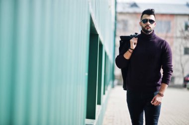 Moda zengin Arap erkek giyimi kaplumbağa boyun ve güneş gözlüğü w sakal