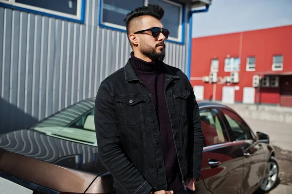Mode arabischer Mann trägt schwarze Jeansjacke und Sonnenbrille posiert — Stockfoto
