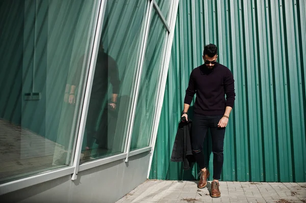 Moda ricca barba uomo arabo indossare su giacca jeans neri e sungl — Foto Stock