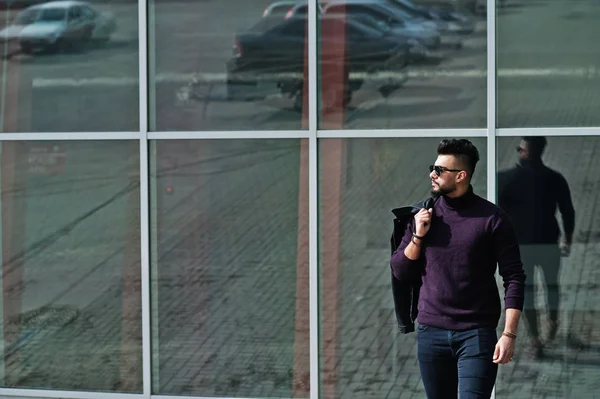 Moda barba rica hombre árabe usar en cuello de tortuga y gafas de sol p — Foto de Stock