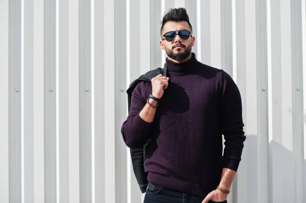 P タートルネック、サングラス着用するファッション豊かなひげアラブ人 — ストック写真