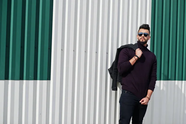 时尚丰富的胡子阿拉伯男人戴在脖子和太阳镜 p — 图库照片