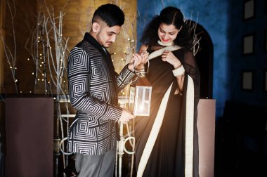 Mutlu Diwali gün! Güzel Hint Çift içinde aşk, Wear at Saree bir