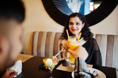 Yakın yukarı eller bu güzel Hint Çift içinde aşk, oturan üzerinde Resta