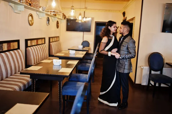 Bella coppia indiana innamorata, indossare al saree e abito elegante, po — Foto Stock