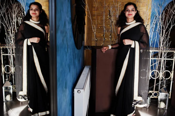 Mujer india joven usar en elegante saree negro posado en restaura —  Fotos de Stock