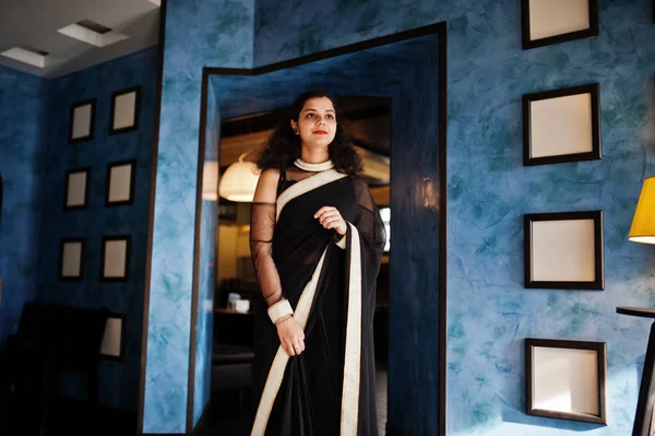 若いインドの女性は restaura に提起されるエレガントな黒のサリーで着る — ストック写真