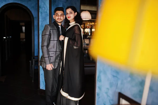Encantador casal indiano no amor, desgaste em saree e terno elegante, po — Fotografia de Stock