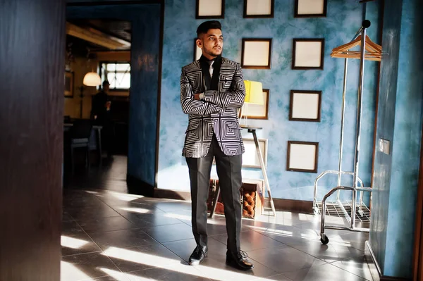 Jovem índio bonito homem de negócios à noite terno no restaurante — Fotografia de Stock