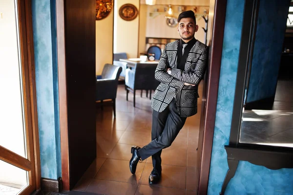 Junger indischer gutaussehender Geschäftsmann im Abendanzug im Restaurant — Stockfoto