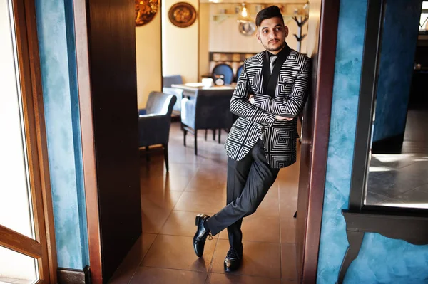 Młody indyjski przystojny człowiek biznes w wieczór garnitur na restauracja — Zdjęcie stockowe