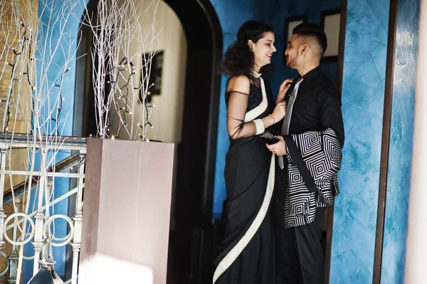 Encantador casal indiano no amor, desgaste em saree e terno elegante, po — Fotografia de Stock