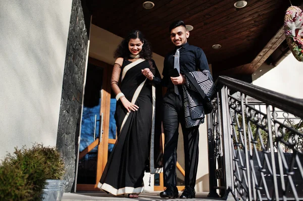 Reizendes indisches Paar verliebt, tragen zu saree und eleganten Anzug, po — Stockfoto