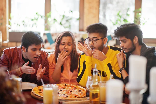 Group of asian friends eating pizza during party at pizzeria. Ha — Stock Photo, Image