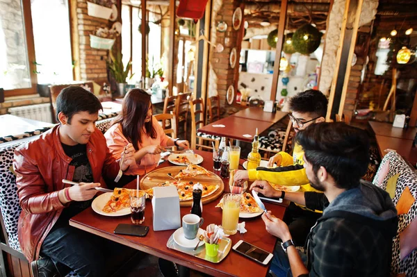 Grupo de amigos asiáticos comiendo pizza durante la fiesta en la pizzería. Ja. — Foto de Stock