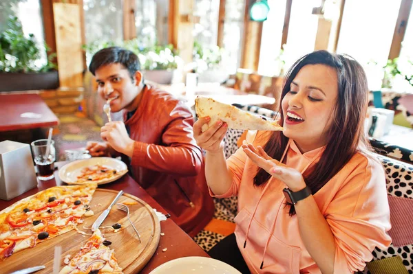 Ázsiai barátok pár étkezési pizza alatt fél pizzéria. Happ — Stock Fotó