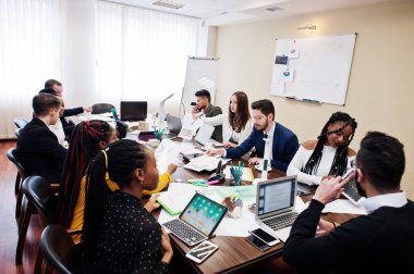 Modern ofiste çok genç yaratıcı insanlar. Sizin grubunuz