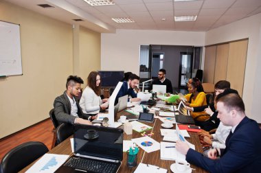 Modern ofiste çok genç yaratıcı insanlar. Sizin grubunuz