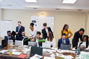 Modern ofiste çok genç yaratıcı insanlar. Sizin grubunuz