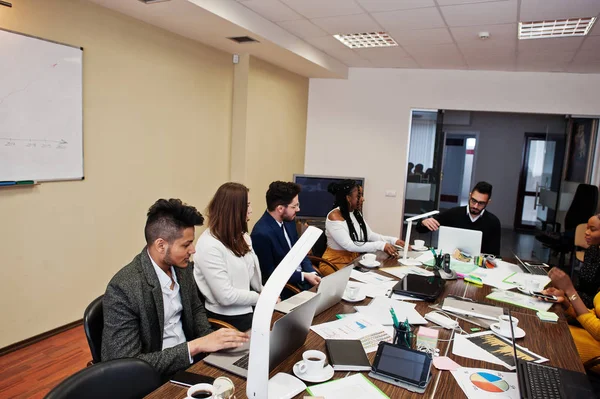 Multiethnische junge kreative Menschen in modernen Büros. Gruppe von Ihnen — Stockfoto