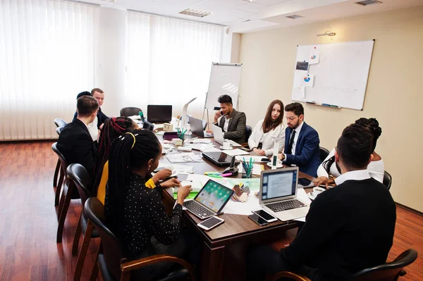 Jeunes créateurs multiraciaux dans un bureau moderne. Groupe de vous — Photo